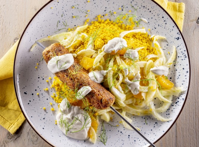 Köfte au poulet, fenouil et orange, servis avec du couscous jaune