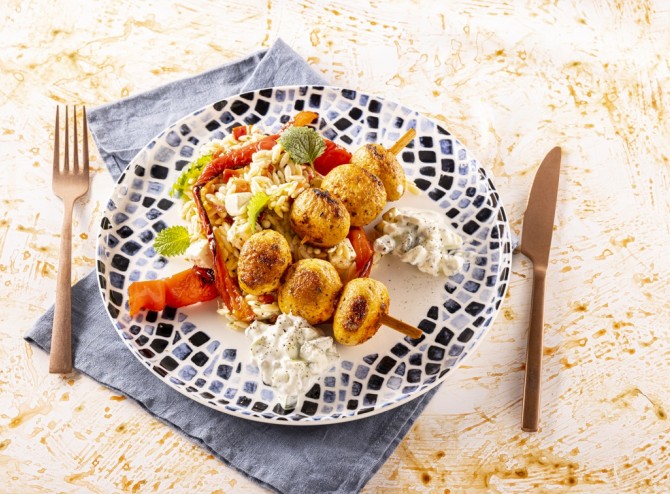 Mini brochette van kipballetjes met Griekse pastasalade